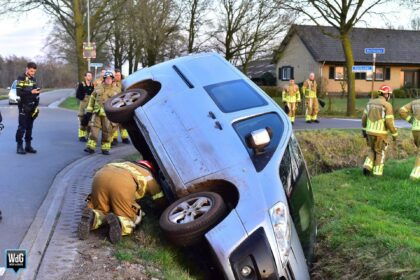 Bestelauto belandt in sloot in Heythuysen