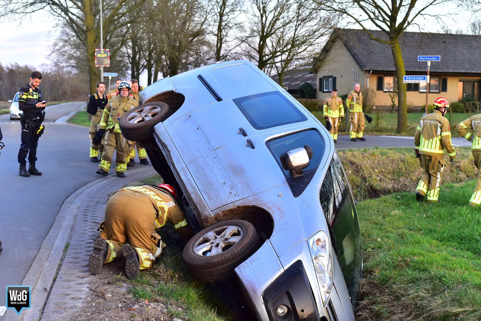 Bestelauto belandt in sloot in Heythuysen