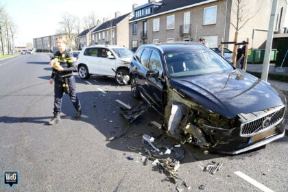 Botsing tegen geparkeerde auto op Maaslandlaan