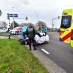 Bromerrijder gewond na botsing met bakwagen op N266