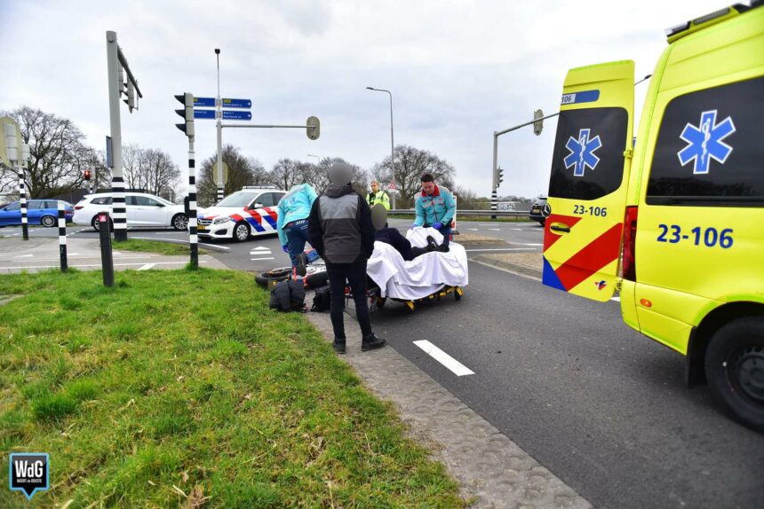 Bromerrijder gewond na botsing met bakwagen op N266