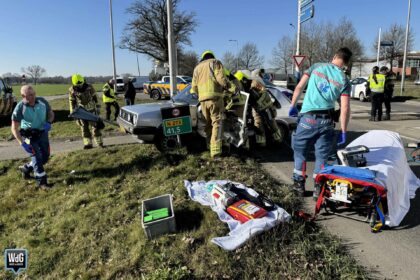 Man bekneld in auto na botsing op rotonde in Ittervoort