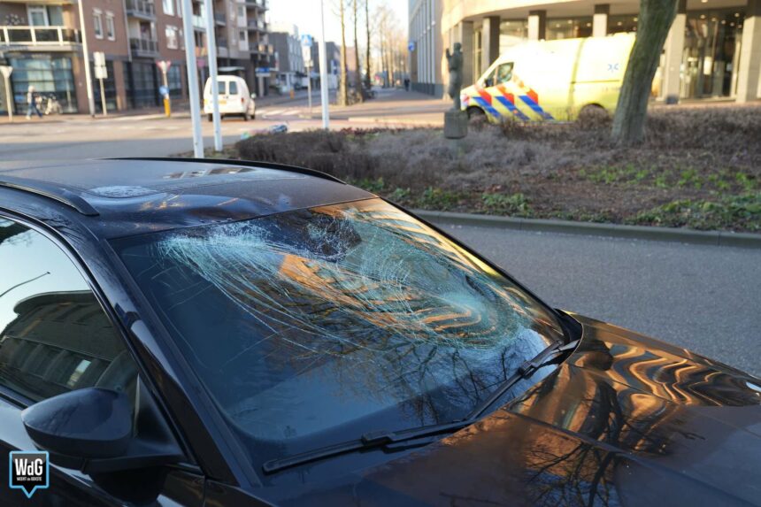 Fietser geschept door auto op Wilhelminasingel