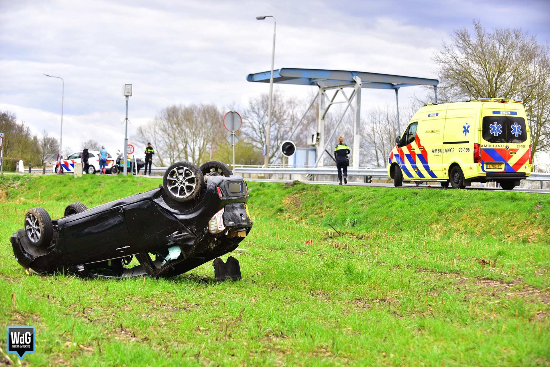 Auto op de kop in akker bij Ospel