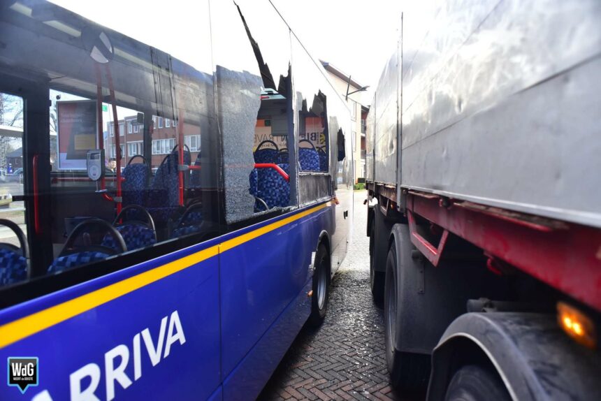 Lijnbus flink beschadigd na botsing met vrachtwagen in Nederweert