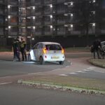 Auto en fietsster botsen op rotonde Roermondseweg