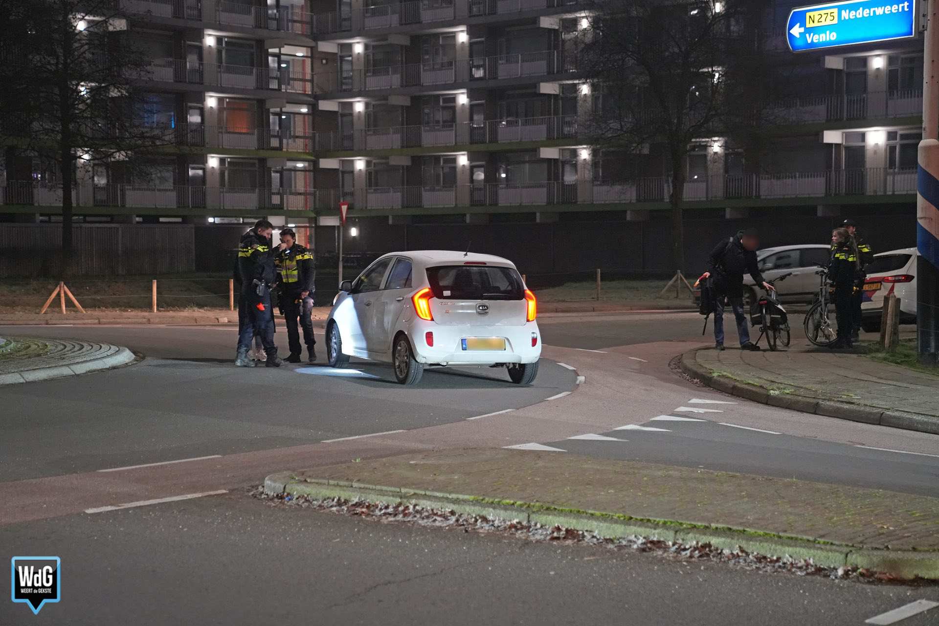 Auto en fietsster botsen op rotonde Roermondseweg