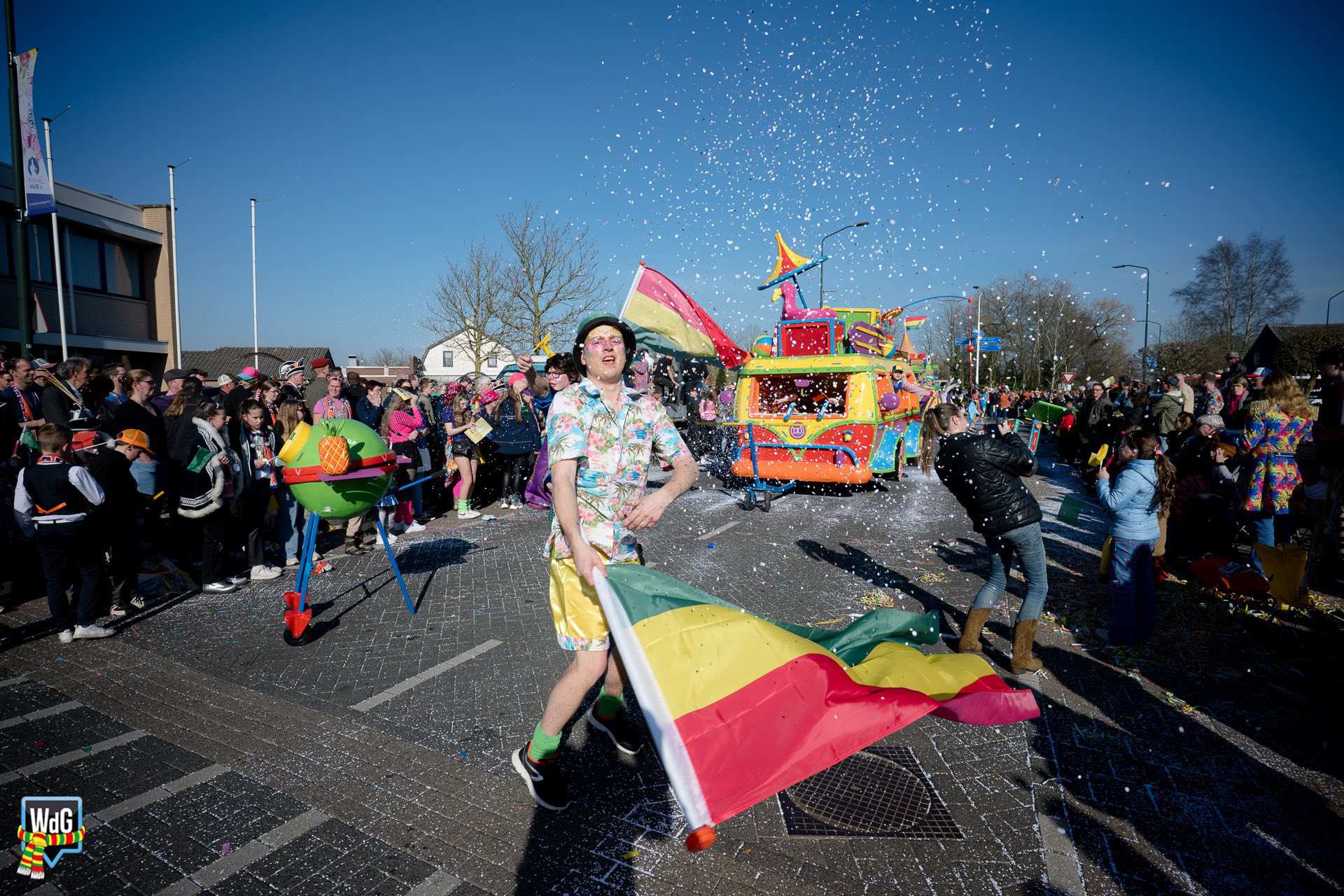 Carnavalsoptocht Budel zorgt voor een kleurrijk spektakel