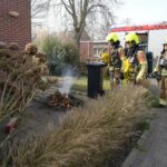 Man maakt stookvuurtje pal naast woning in Nederweert