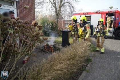 Man maakt stookvuurtje pal naast woning in Nederweert