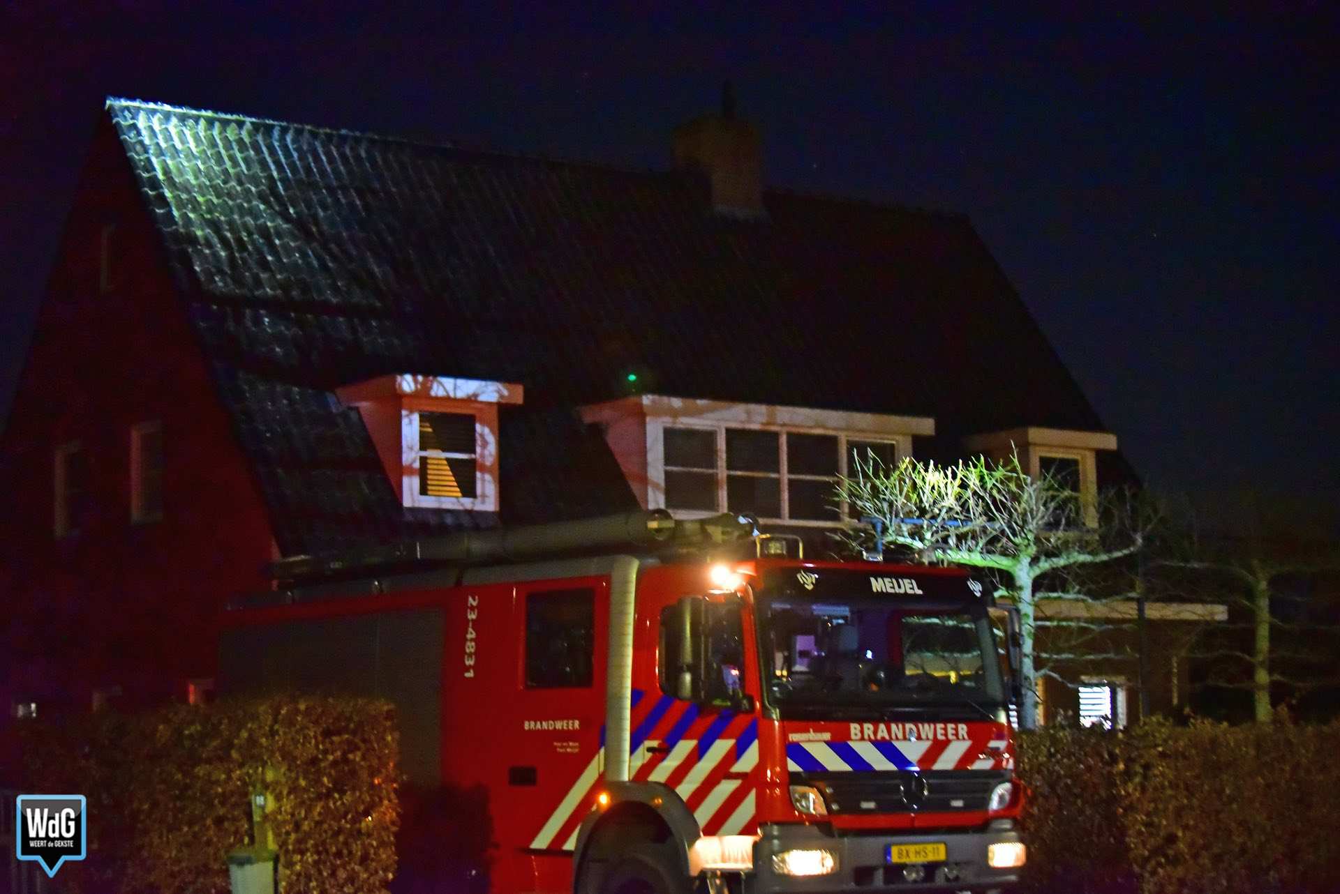 Brandweer redt vogel uit schoorsteenpijp in Ospeldijk