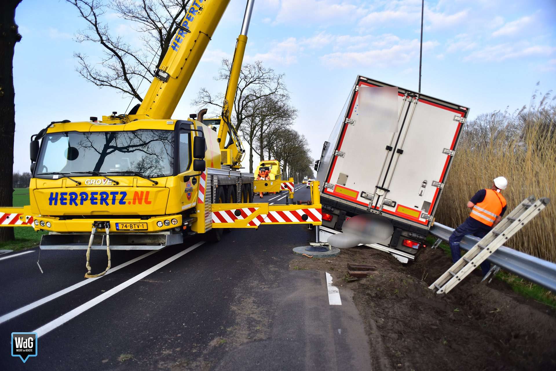 vrachtwagen tegen vangrail N275