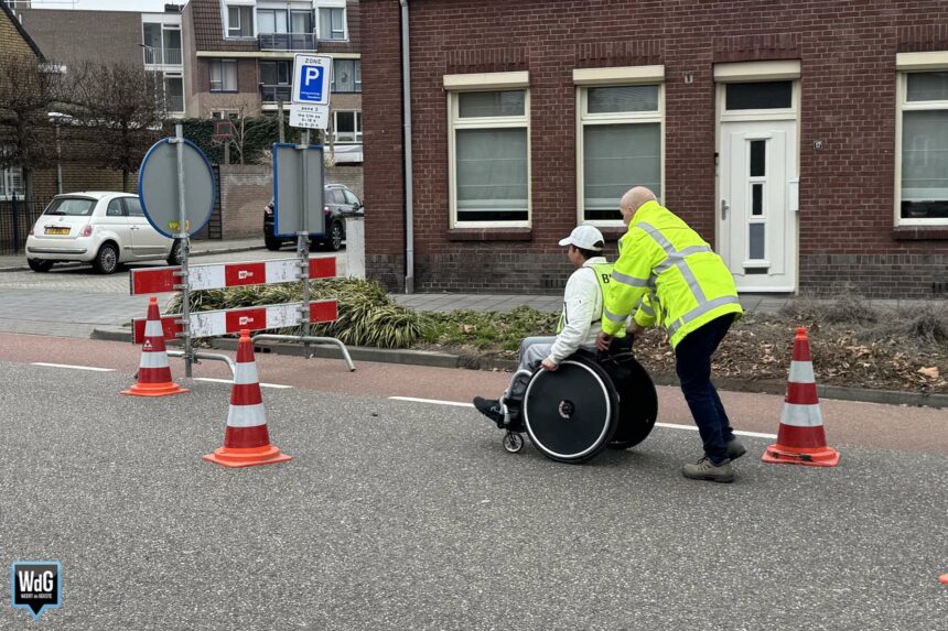 Medewerker gemeente Weert helpt slechtziende voorbijganger bij wegafzetting