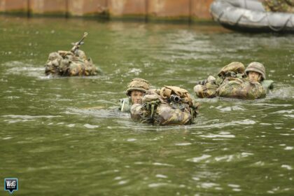 Militairen steken Zuid-Willemsvaart in Weert over