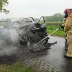 Auto vliegt spontaan in brand in Budel