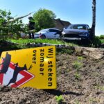 Auto botst tegen boom op Hugterweg in Someren